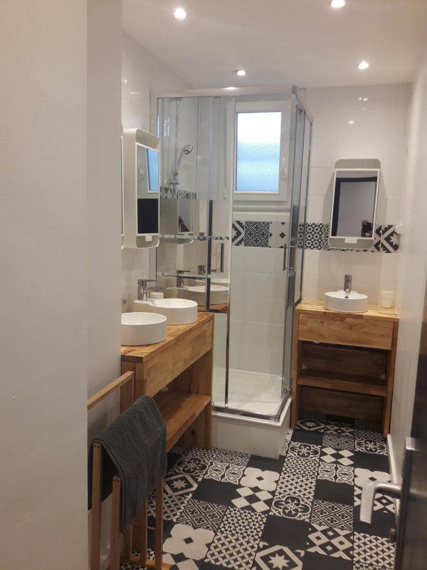 Photo 1: Salle de douche