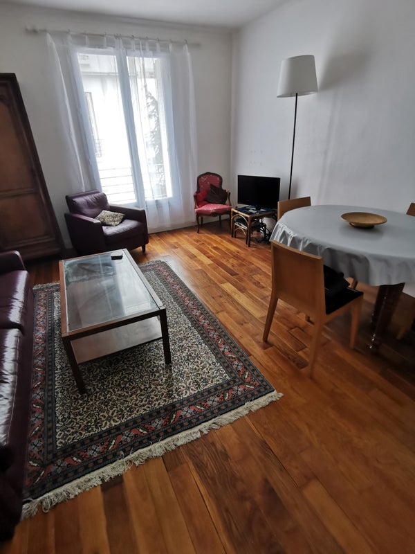 Photo 1: Salon