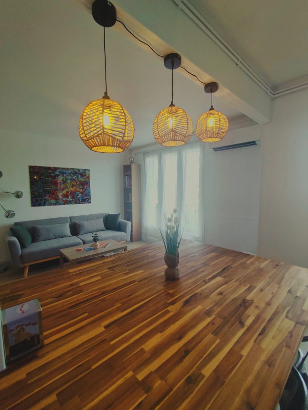 Photo 1: Salon