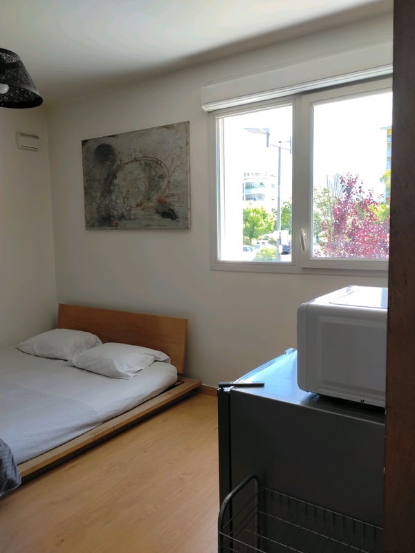 Photo 1: Chambre privée de 15 m2 avec frigo et micro onde.