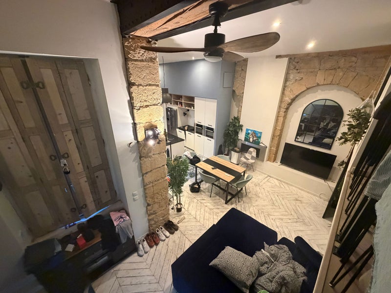 Photo 1: Séjour & salle à manger - parquet à chevrons, pierres apparentes
