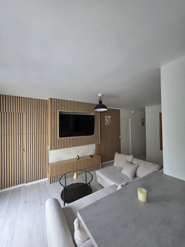 Photo 1: Salon