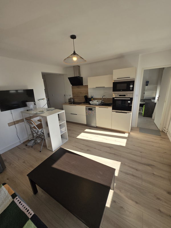 Photo 1: Salon avec cuisine ouverte