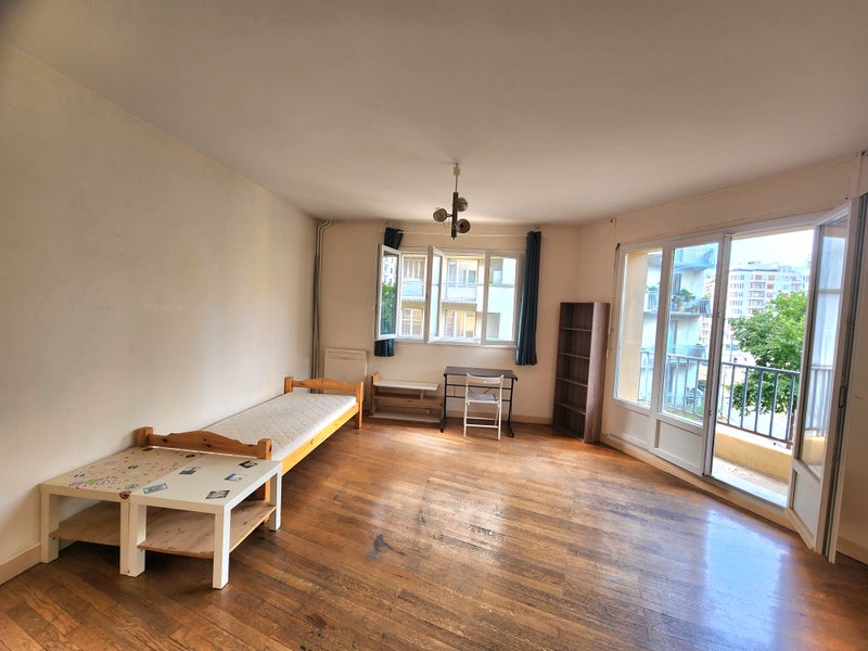 Photo 1: chambre 1 avec placard orientée sud ouest