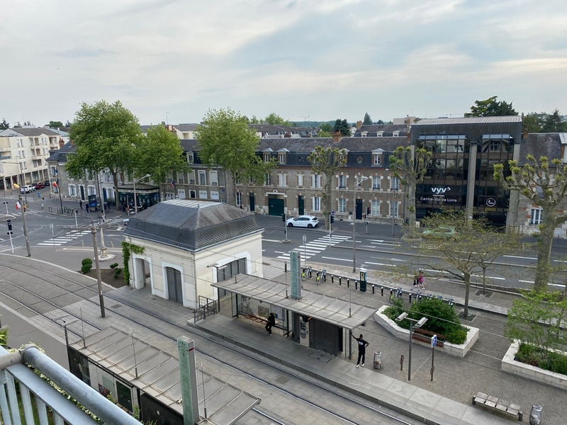 Photo 1: Arrêt de tram St Marceau au pied de l'immeuble