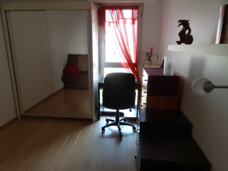 Photo 1: La chambre.  10 m2, lit double, bureau, armoire ...