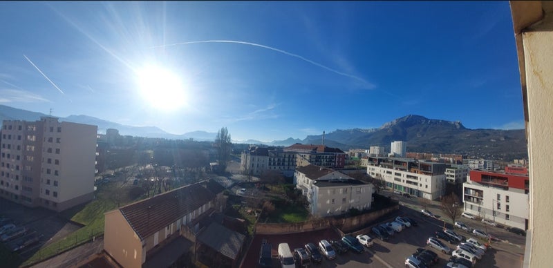 Photo 1: Vue dégagée avec parking de l'immeuble avec barrière et non nominatif