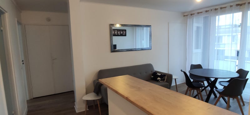 Photo 1: Salon