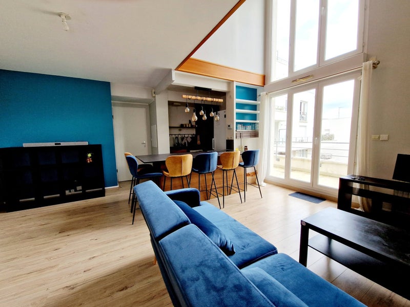 Photo 1: Salon