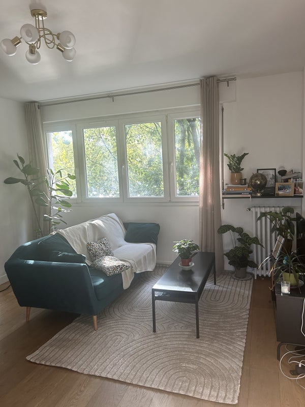 Photo 1: Salon