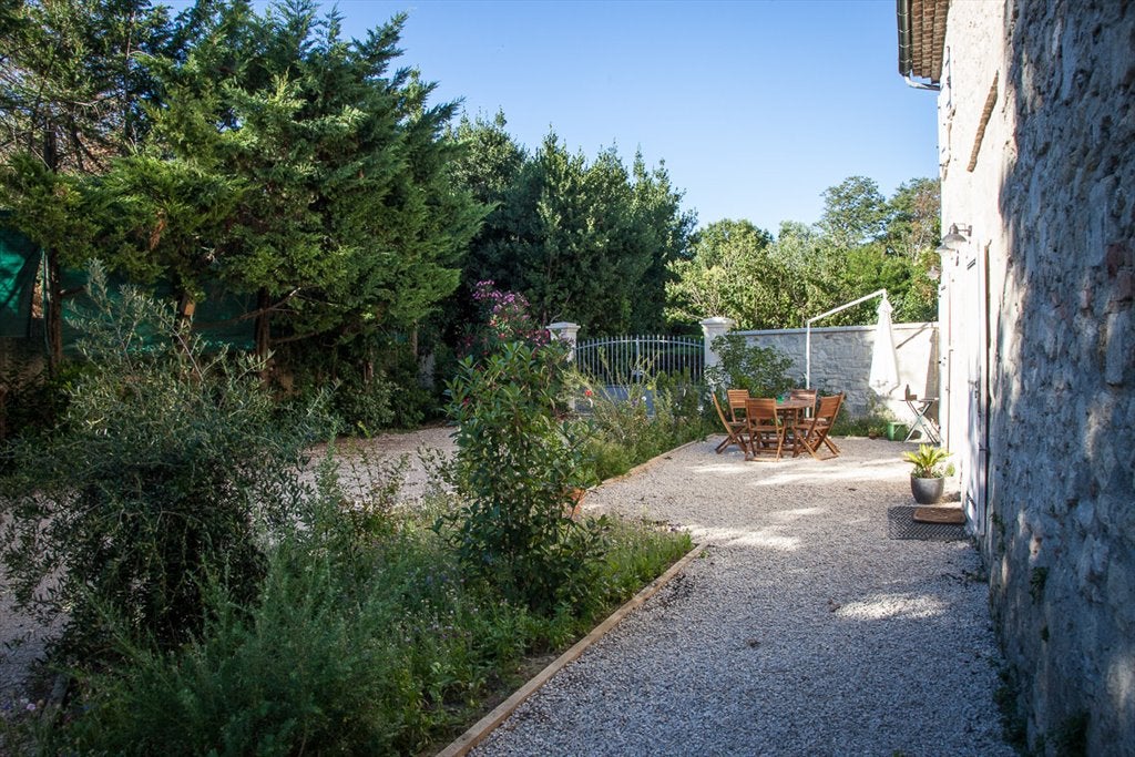 Chambre meublée dans un mas dans la nature. Photo principale