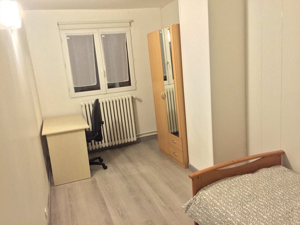 Chambre meublée de  12 m² dans une maison Photo principale