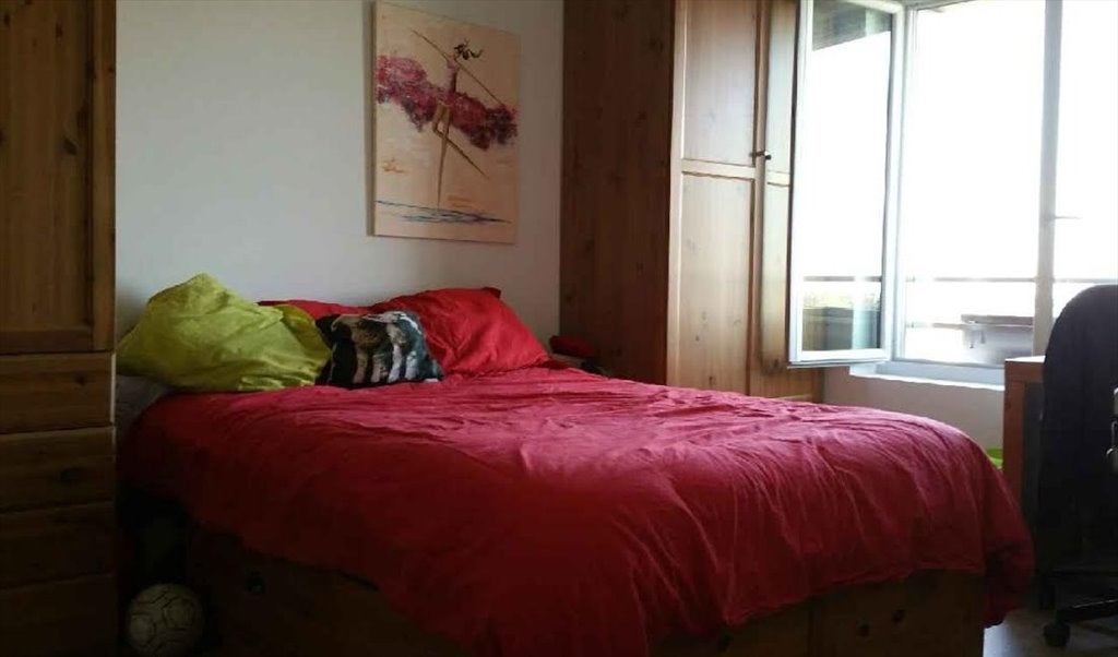 Grande chambre dans un immeuble récent. Photo principale