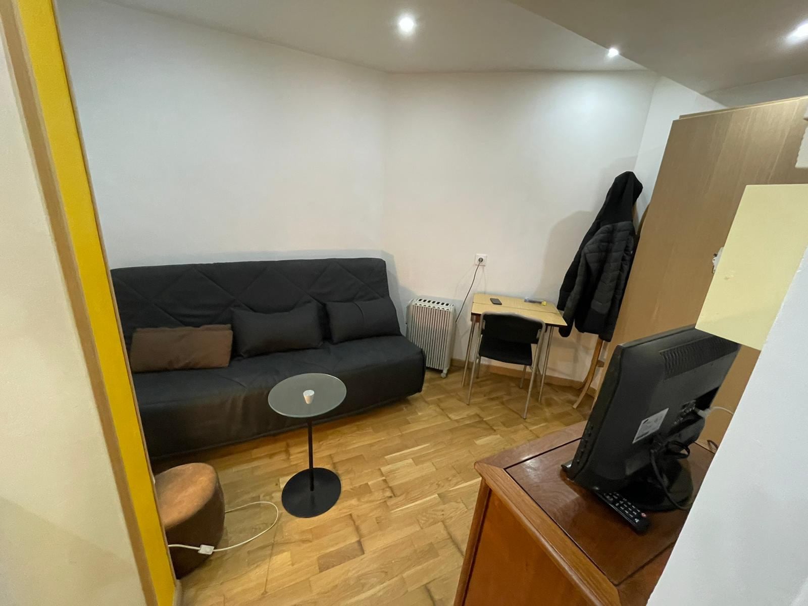 Studio Entier Meublé avec sous -sol aménagé Photo principale