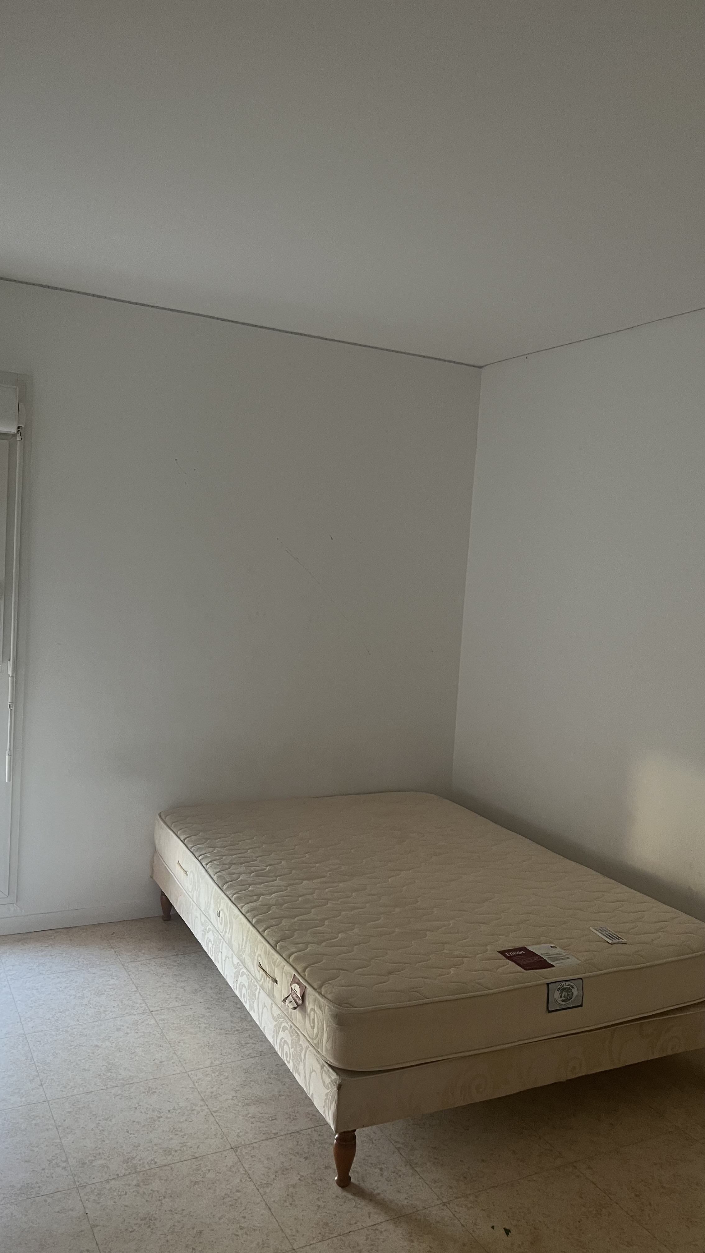 Chambre à louer à Persan - femme uniquement  Photo principale