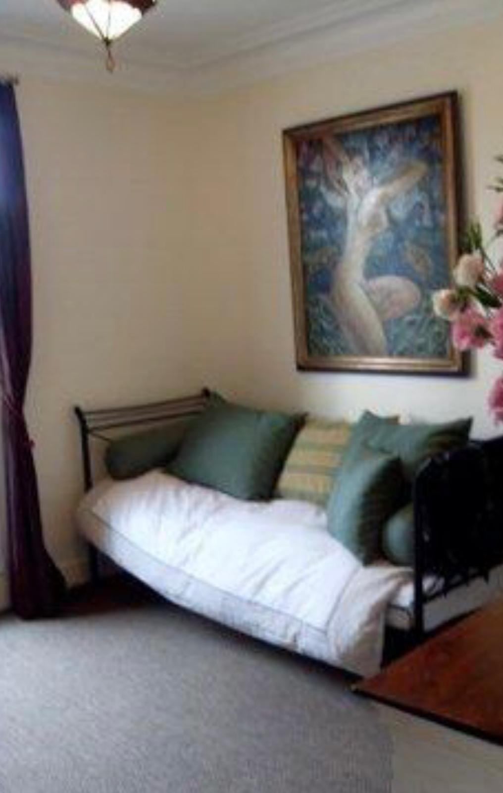 Room to rent for pleasant non-smoking girl Photo principale