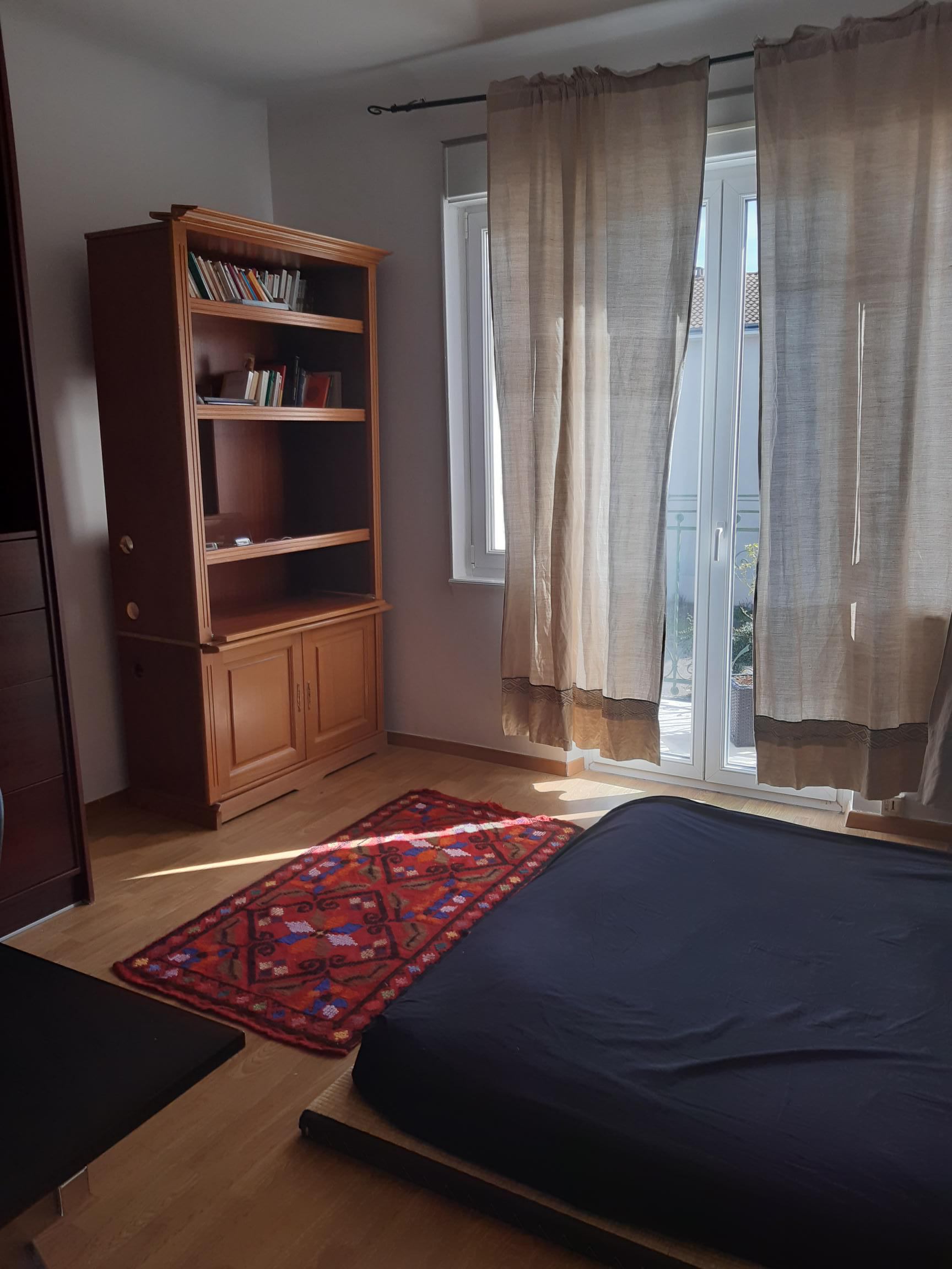 A louer une grande chambre meublée avec balcon  Photo principale