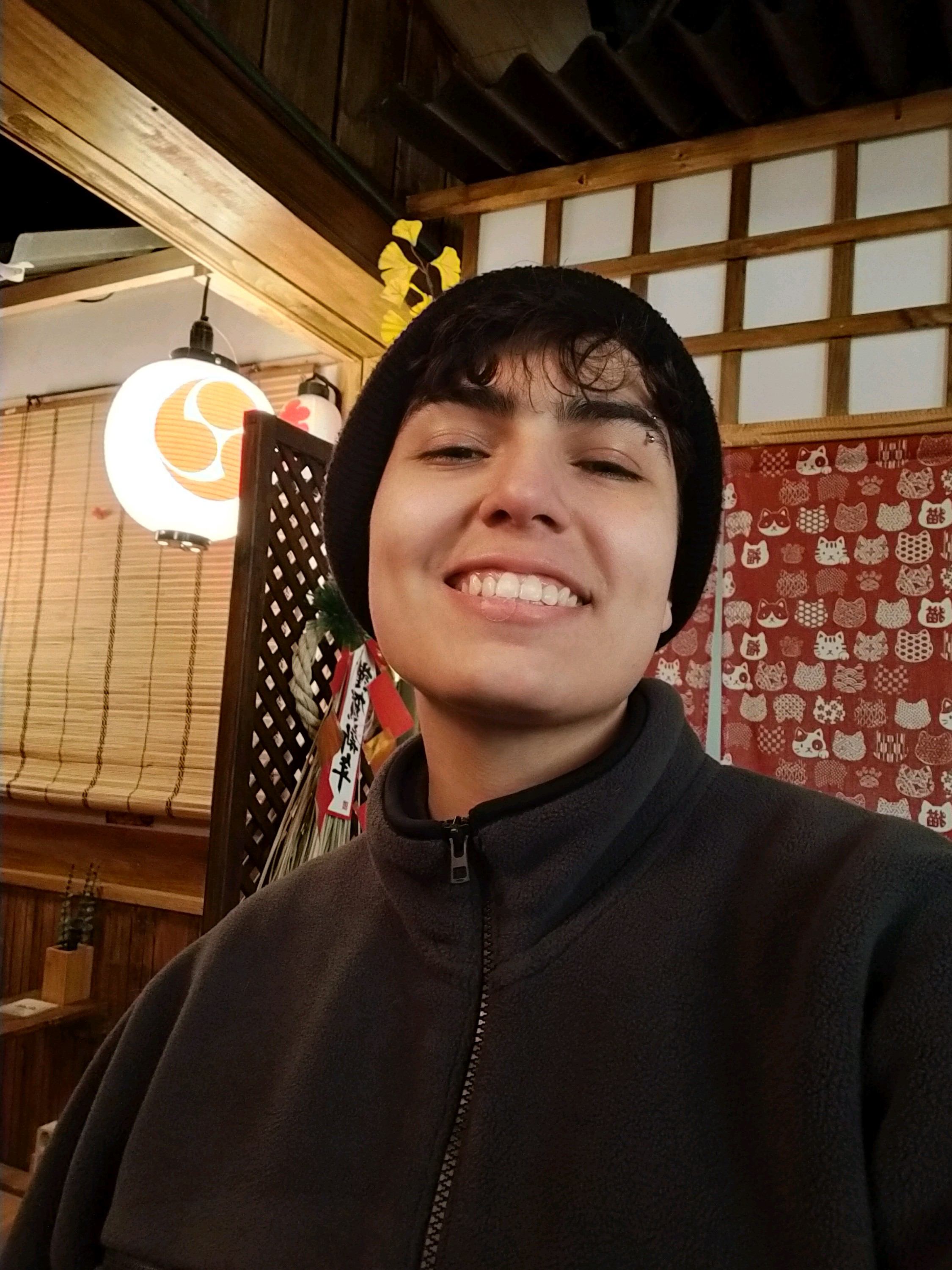 homme trans latino-américain Photo principale