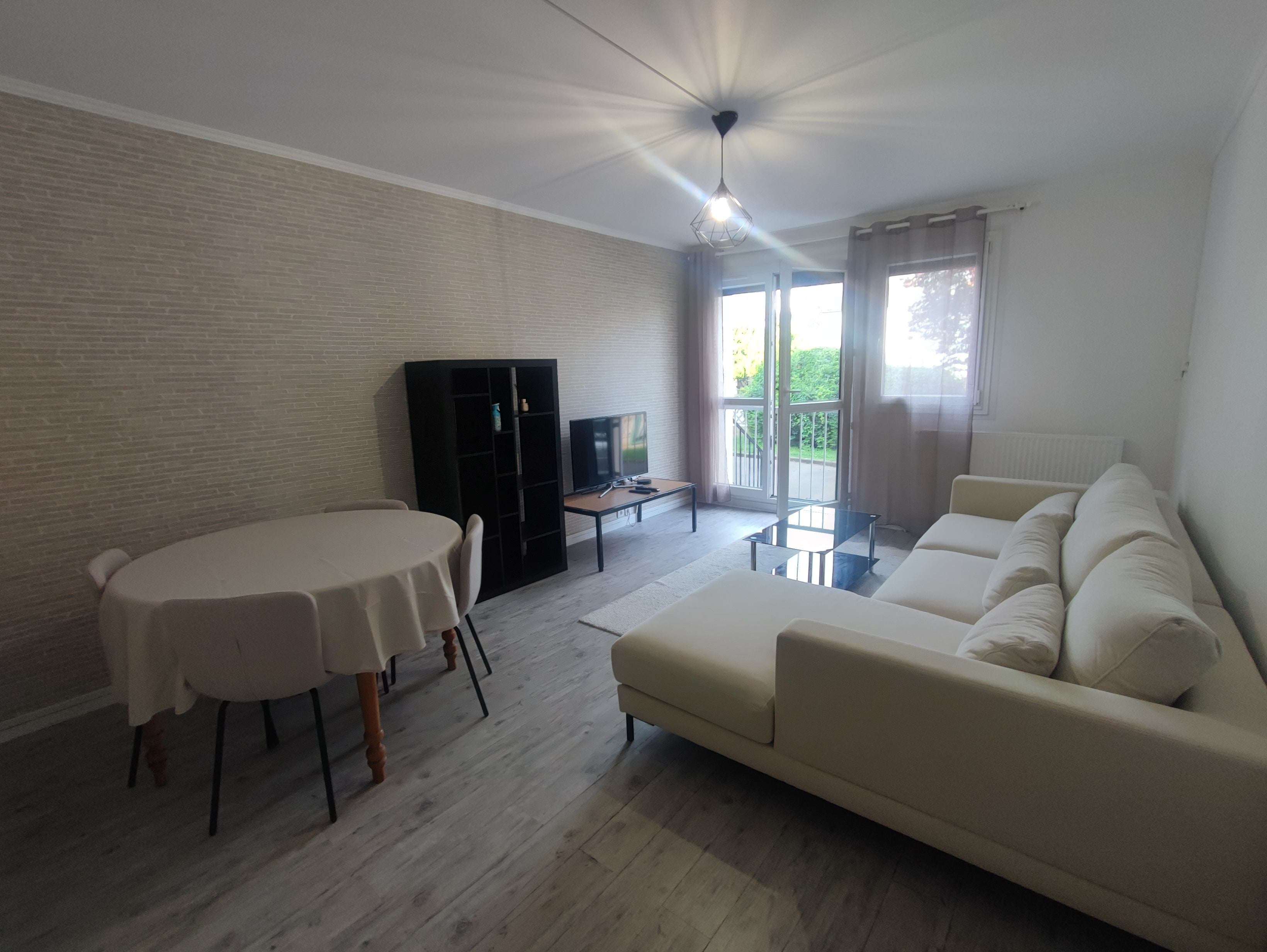Chambre en colocation féminine proche tram T4 Photo principale