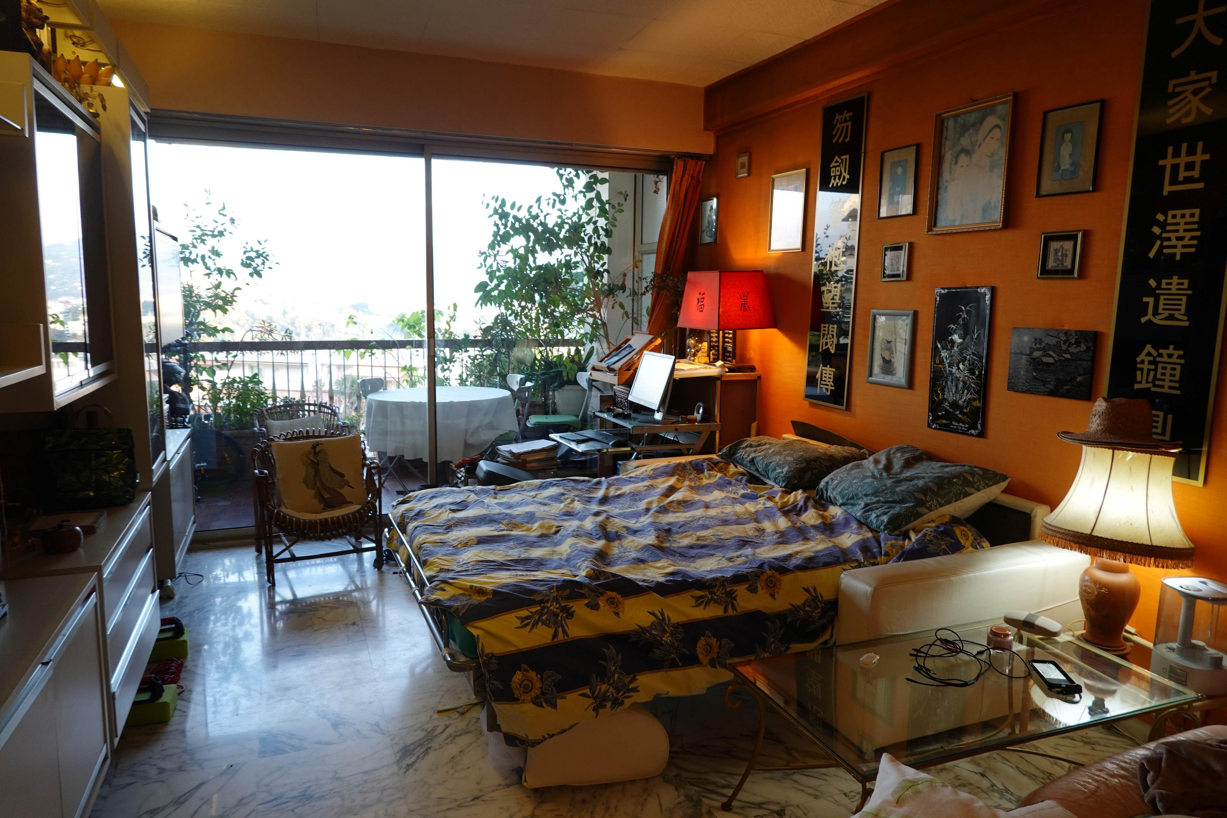 Large espace dans résidence paisible.  Photo principale
