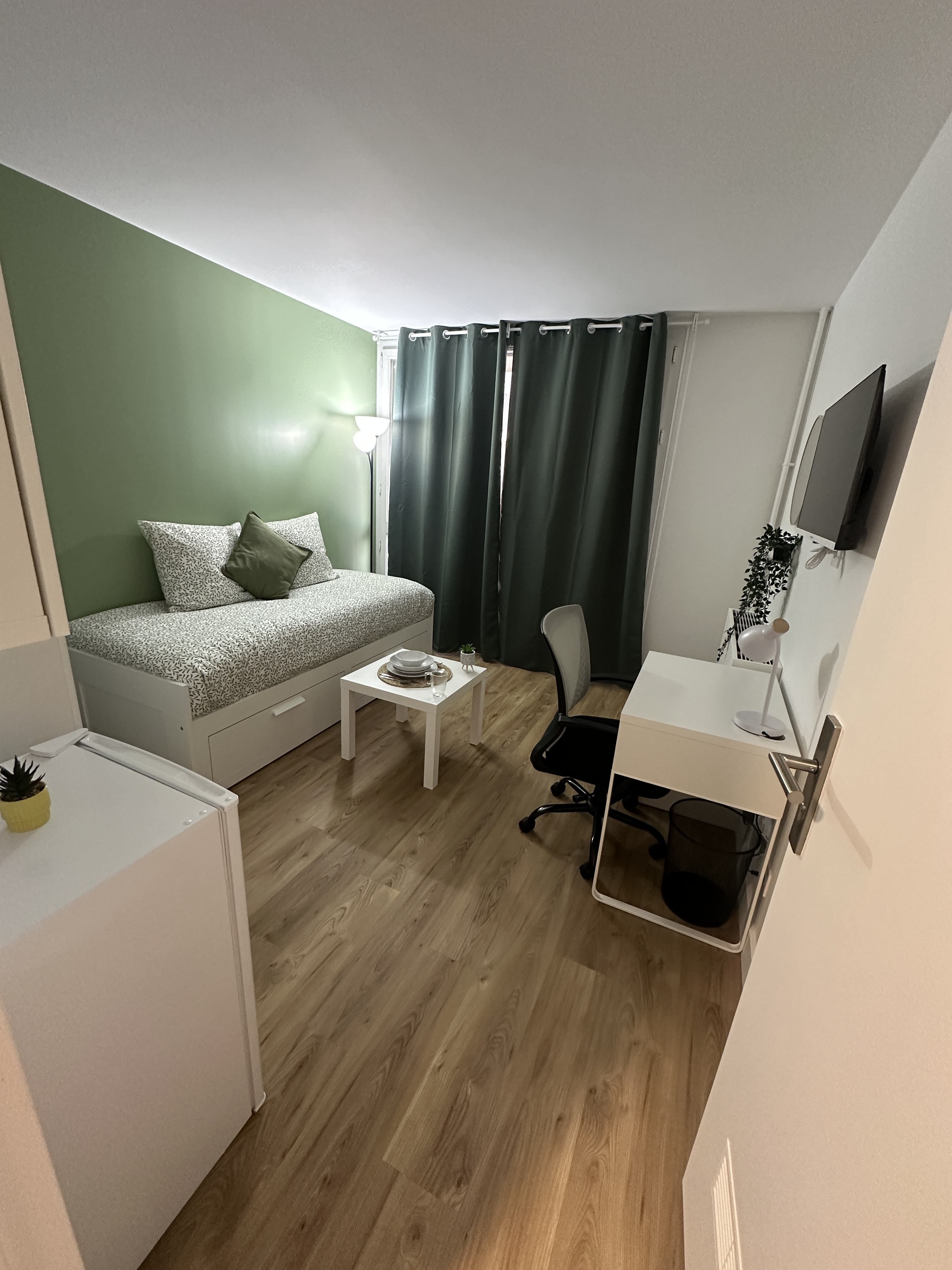 Bonjour,  Oui, il reste actuellement trois chambre Photo principale