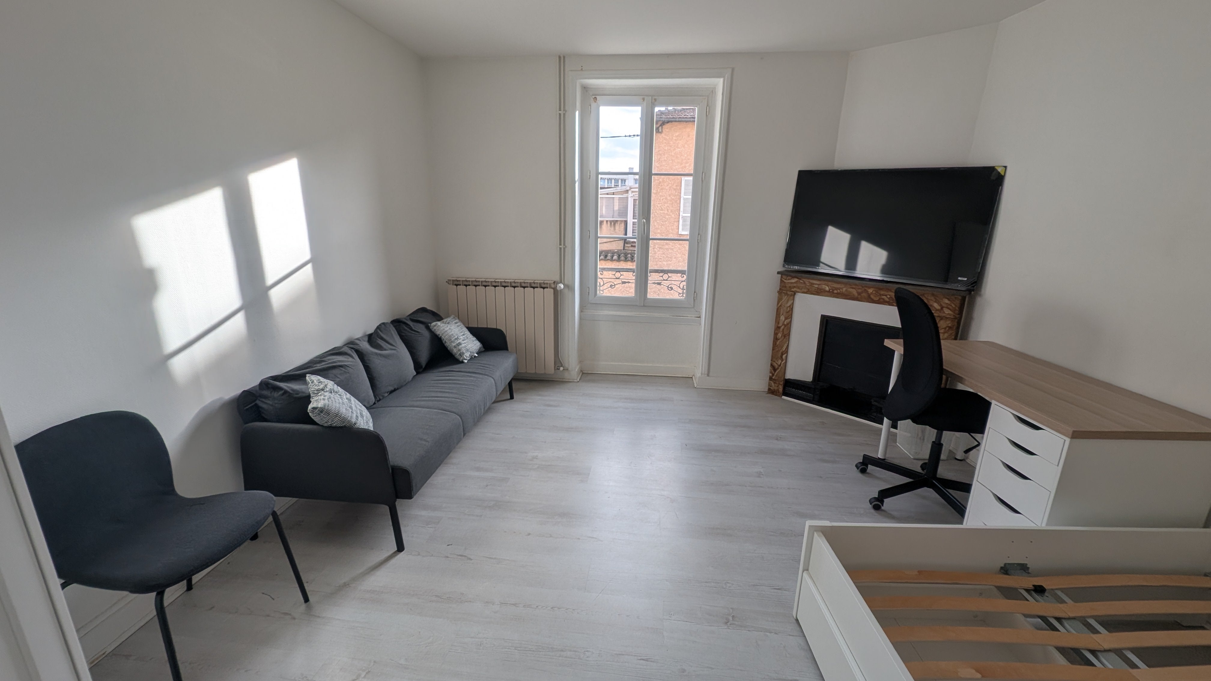 Grandes chambres meublées avec coin salon  Photo principale