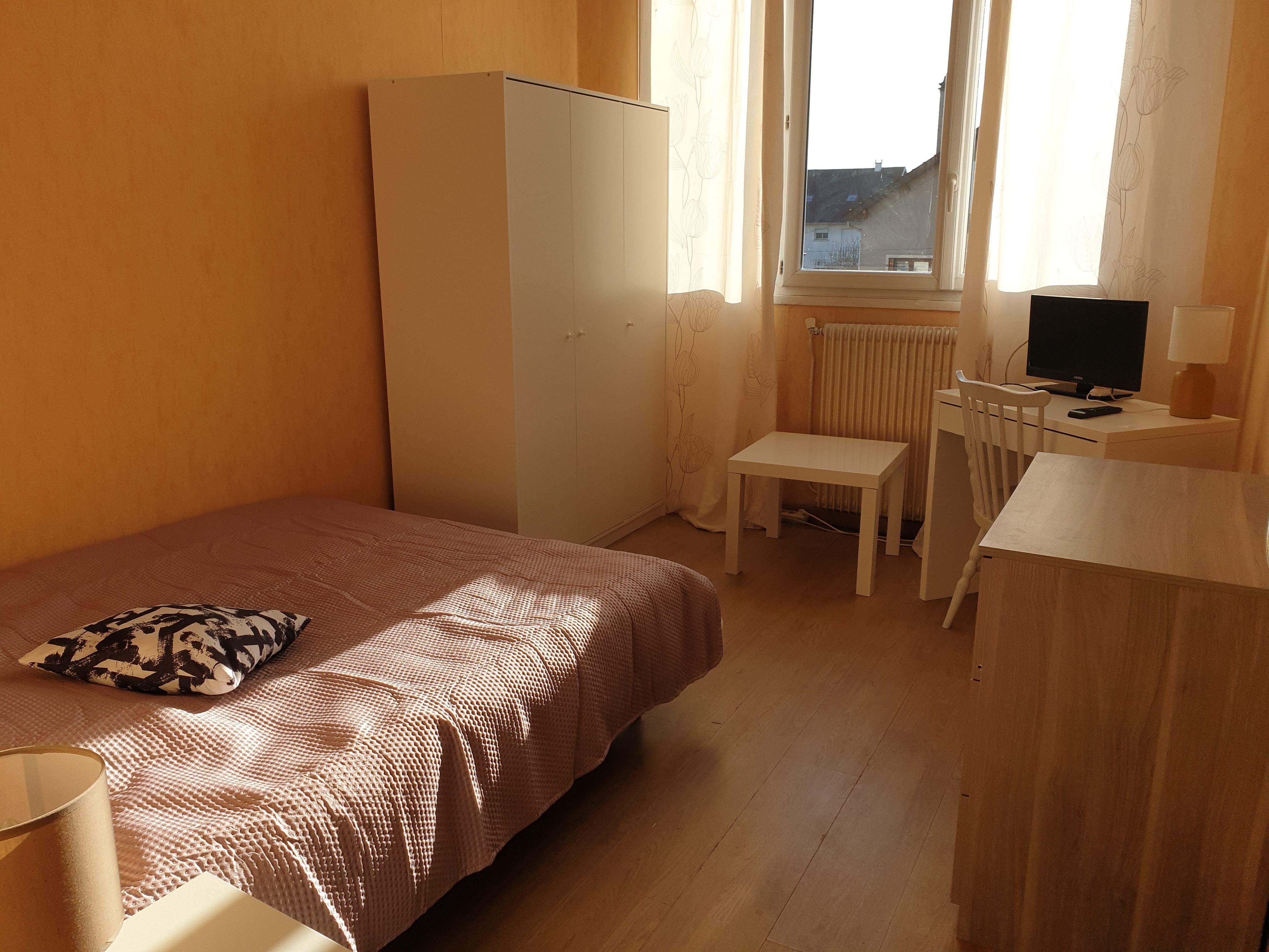 Grande chambre à louer Photo principale