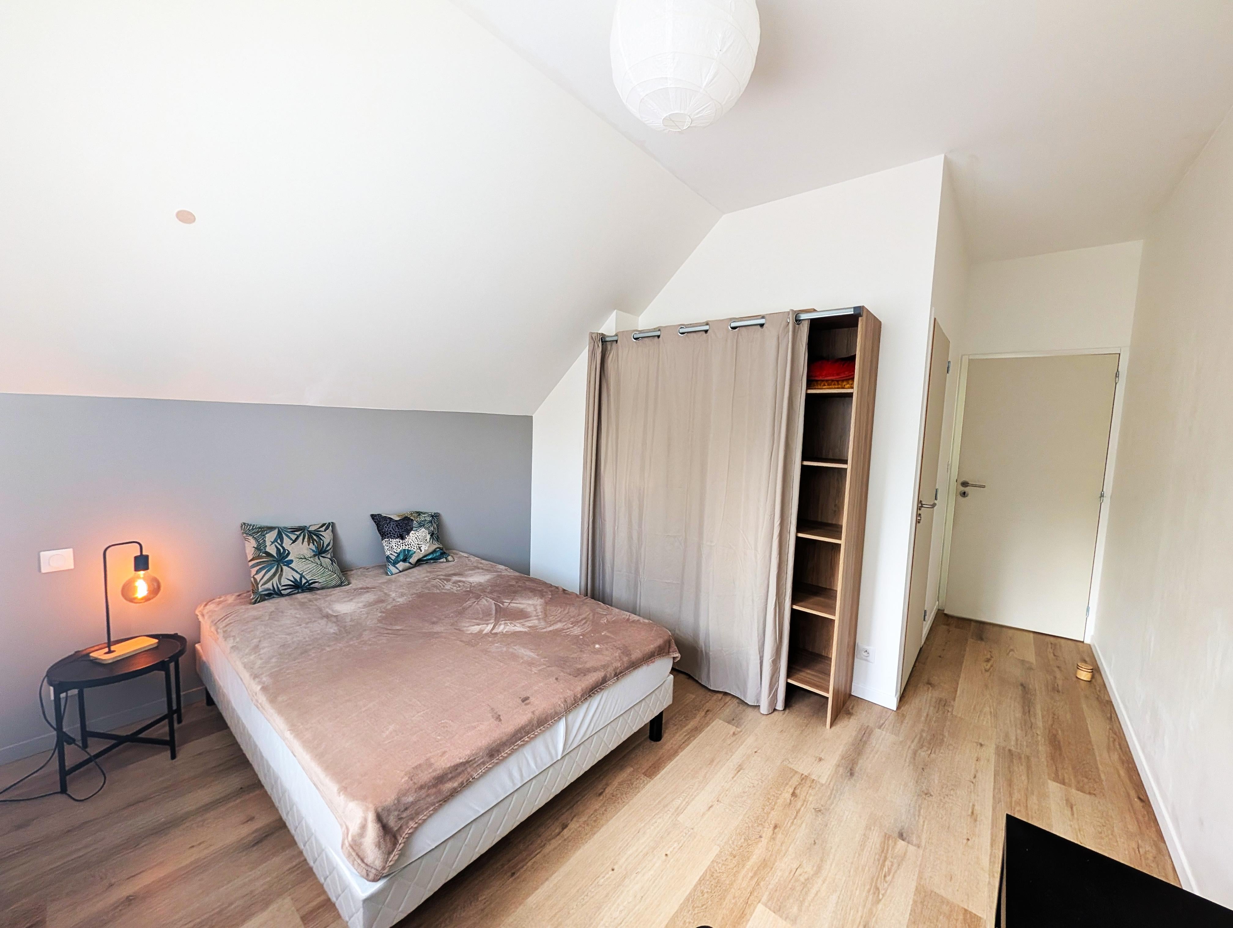 Chambre meublée avec salle de bain et WC privatifs Photo principale