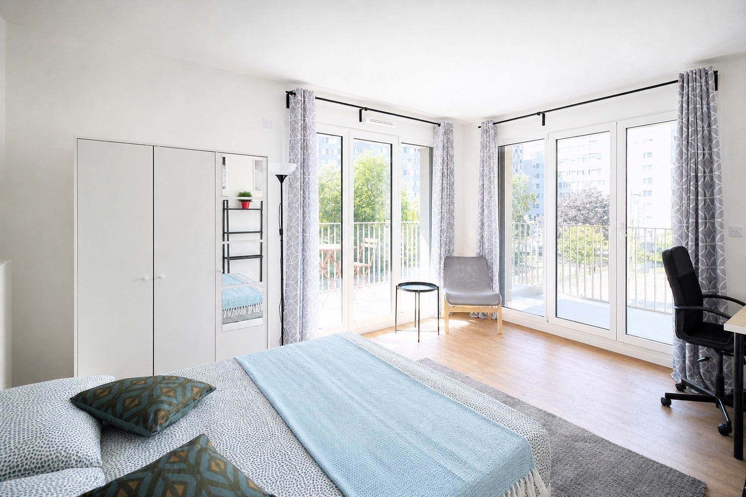 Grande chambre lumineuse et calme – 17m² Photo principale