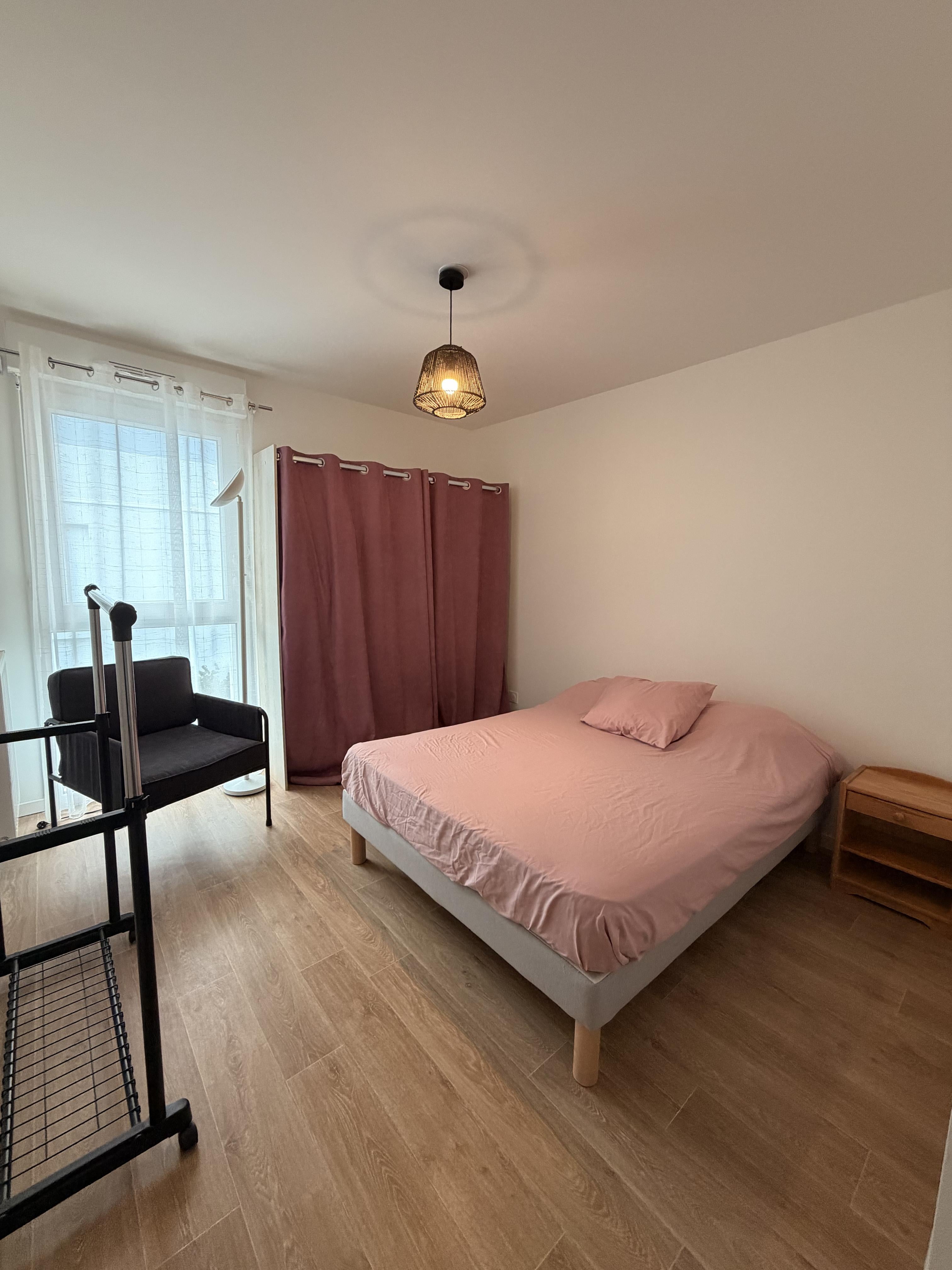 Une chambre meublée dans un appartement où il fait Photo principale