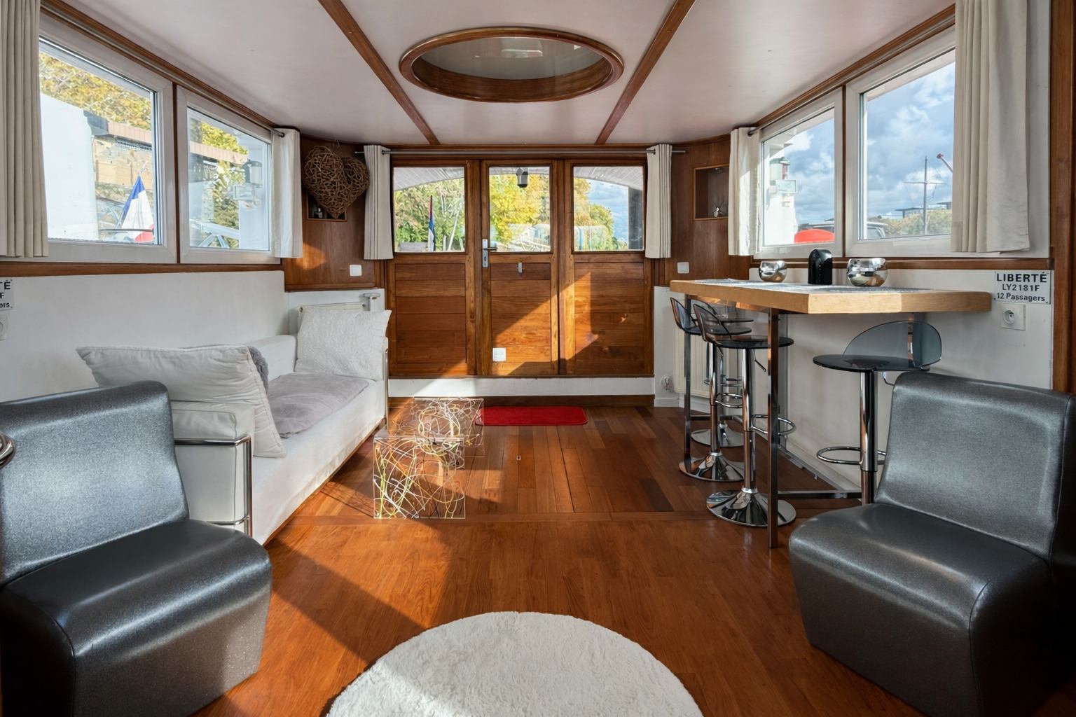 Colocation sur une péniche de standing de 115m2 vu Photo principale